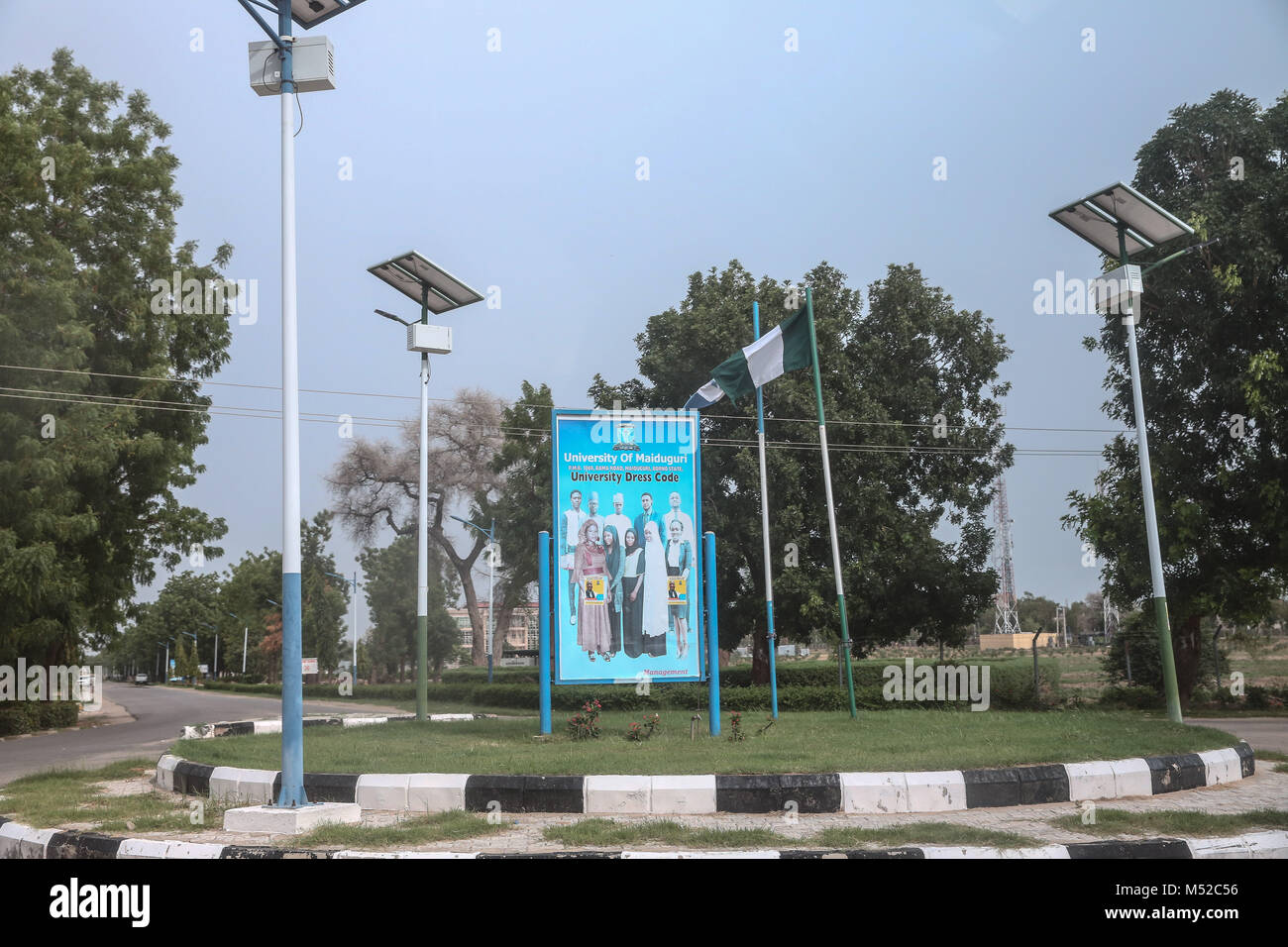Ein Kreisverkehr am Haupteingang der Universität Maiduguri, die häufig von Boko Haram Selbstmordattentäter ausgerichtet ist. Stockfoto