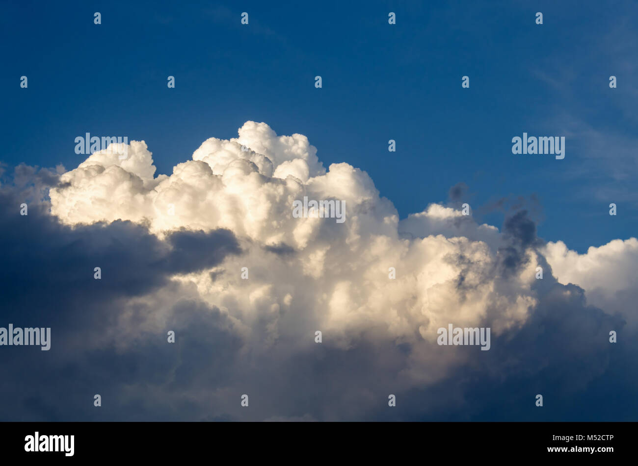 Flauschige cumulus Wolken gegen den blauen Himmel nach dem Regen Stockfoto