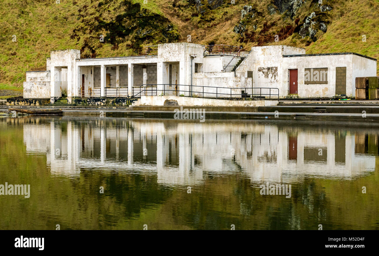 Tarlair Freibad, MacDuff, Aberdeenshire, Schottland, Großbritannien. Spiegelung des alten Gebäudes in stillem Wasser Stockfoto