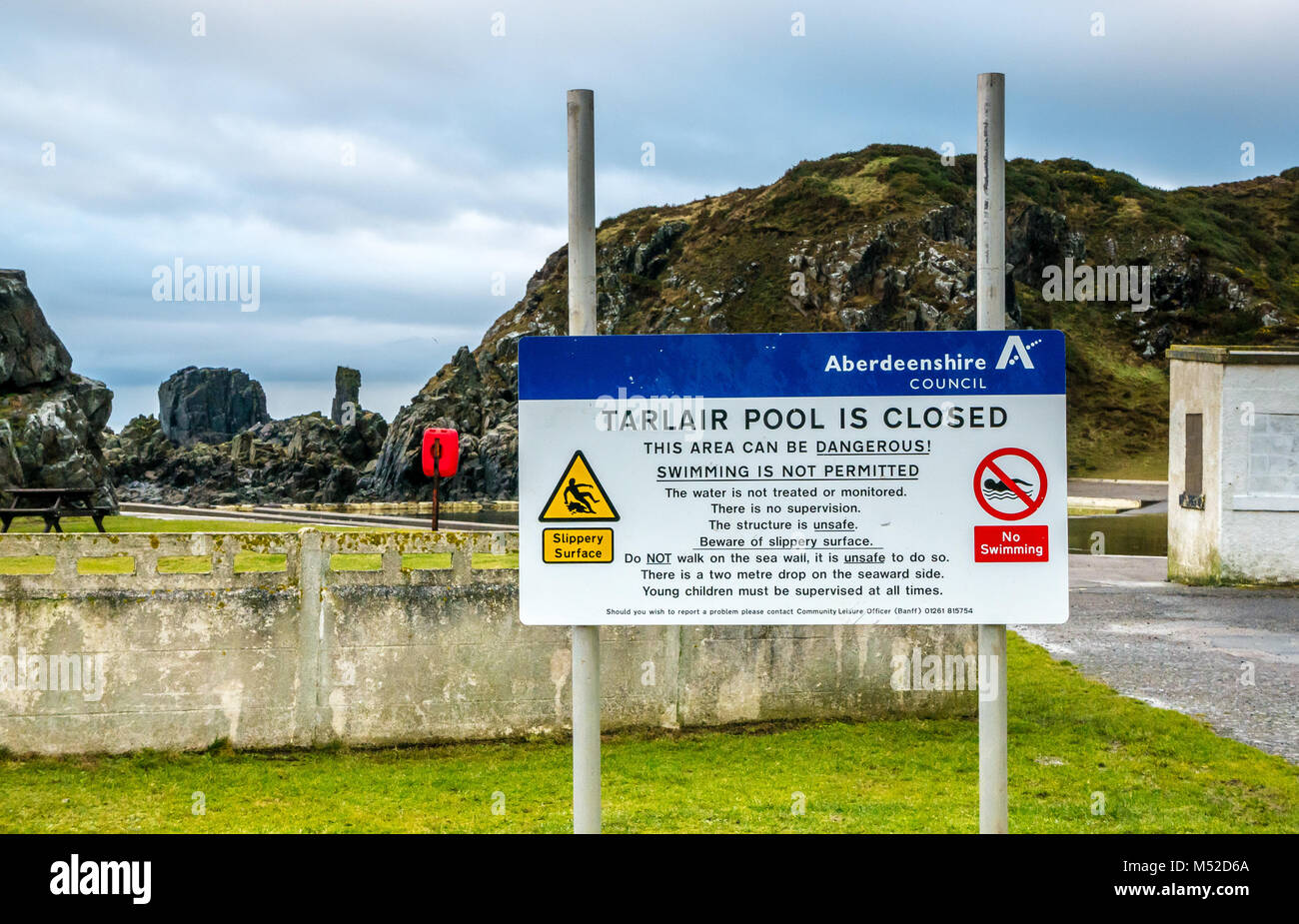 Tarlair Freibad Schild, MacDuff, Aberdeenshire, Schottland, Großbritannien. Der Pool ist gefährlich und geschlossen Stockfoto