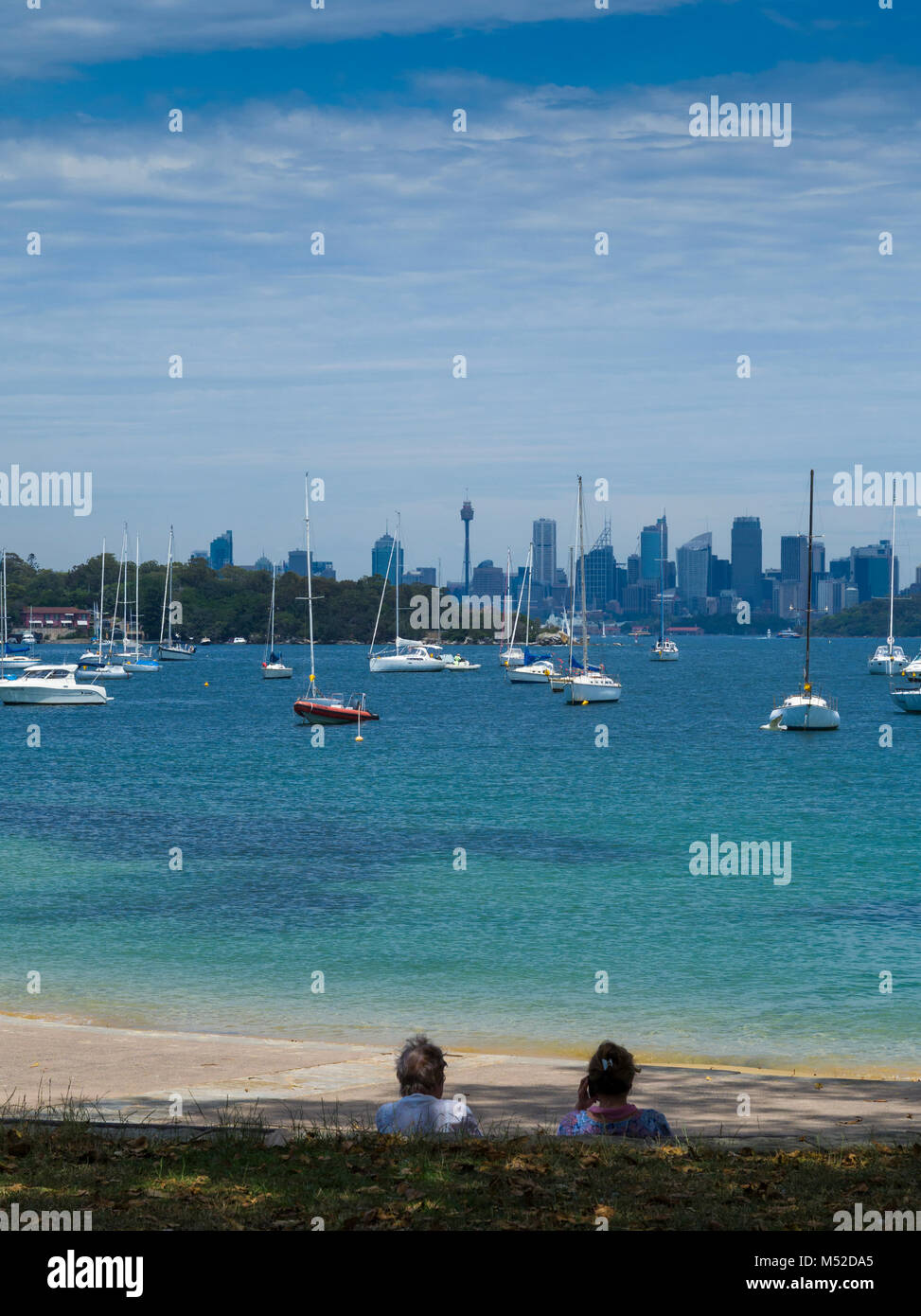 Zwei Personen sitzen, Strand in Watsons Bay sie die Aussicht auf den Hafen von Sydney, New South Wales, Australien Stockfoto