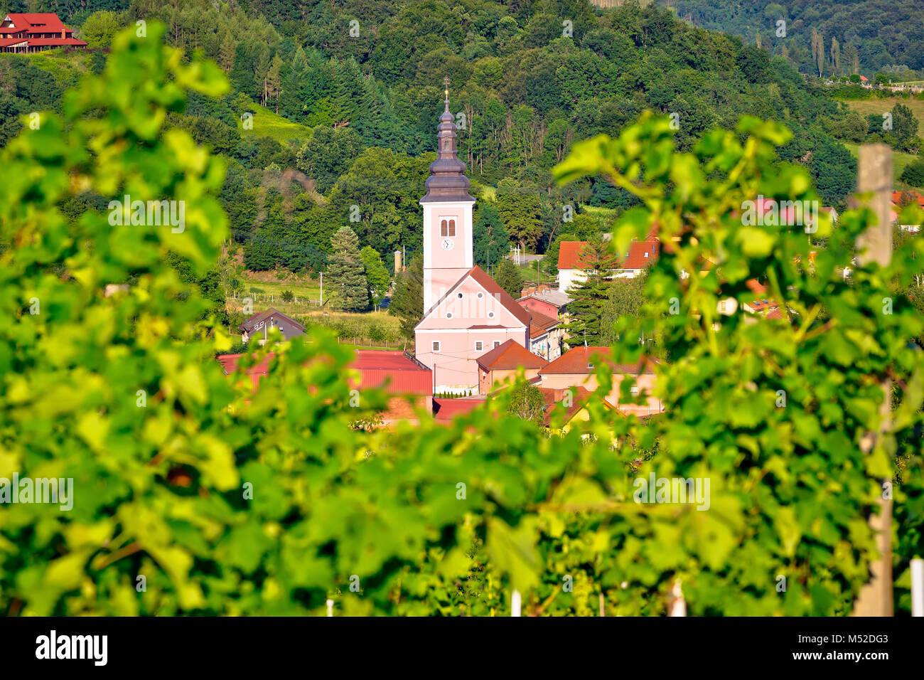 Dorf Strigova Türme und grüne Landschaft mit Blick auf die Weinberge, Medjimurje Region von Kroatien Stockfoto