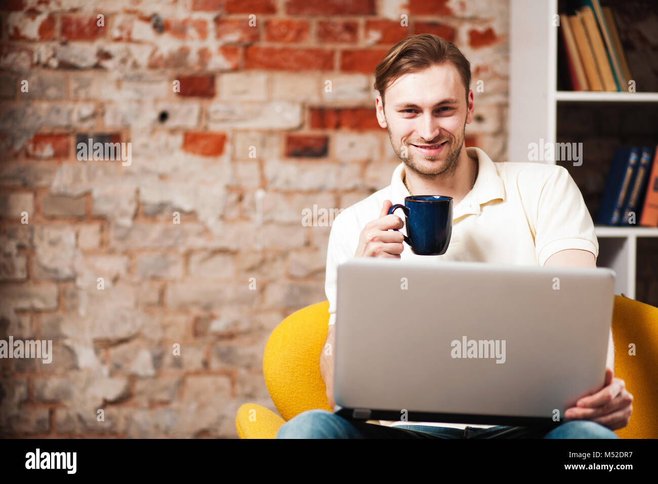 Junger Mann mit einem laptop Stockfoto