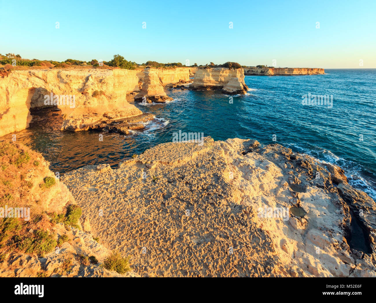 Surise Faraglioni bei Torre Sant Andrea, Italien Stockfoto