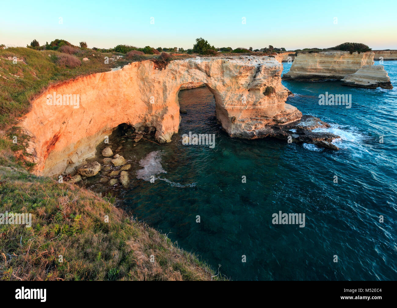 Surise Faraglioni bei Torre Sant Andrea, Italien Stockfoto