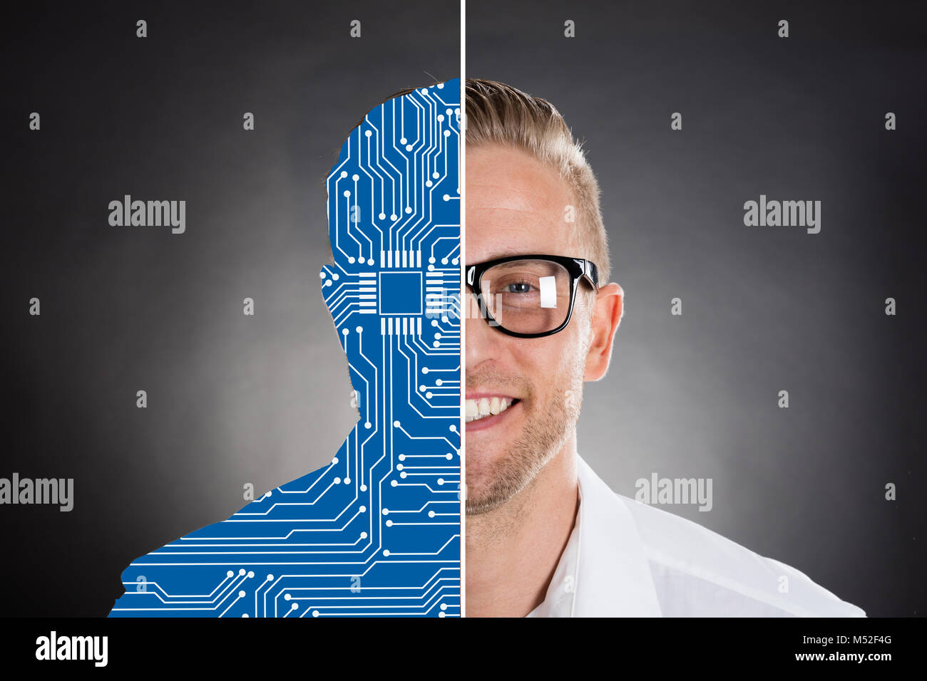 Close-up von zwei Gesichter zeigen, Lächeln, Geschäftsmann und Digital erzeugte menschliche Figur gegen grauer Hintergrund Stockfoto
