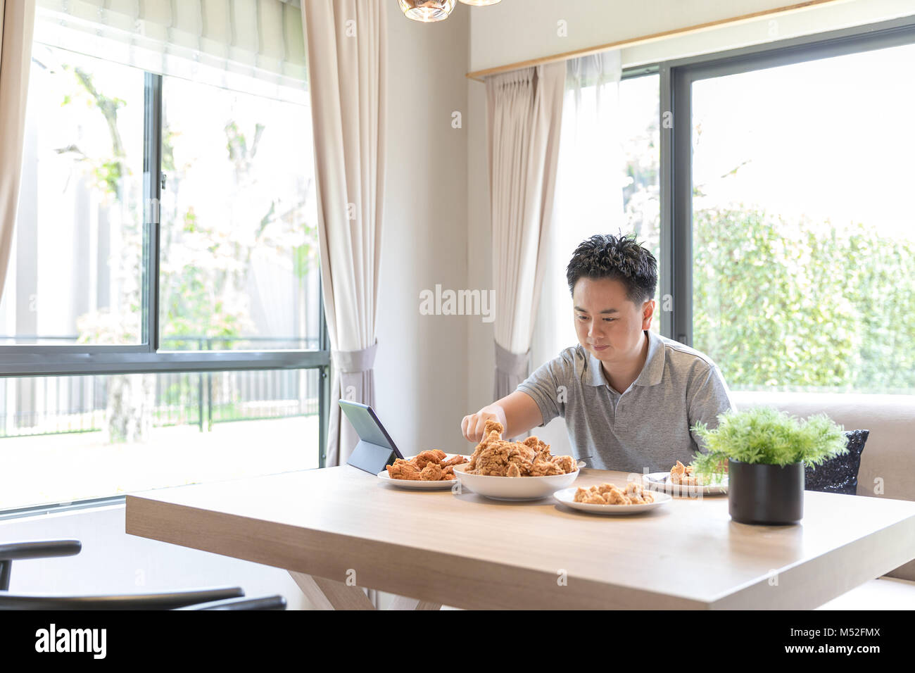 Junger Mann zu Hause essen Stockfoto
