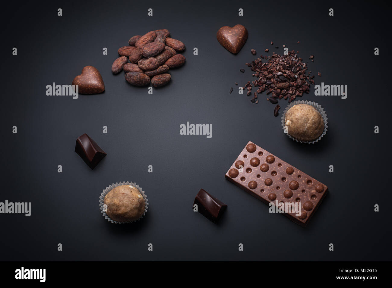 Handgefertigte bio Süßigkeit auf schwarzem Hintergrund Stockfoto