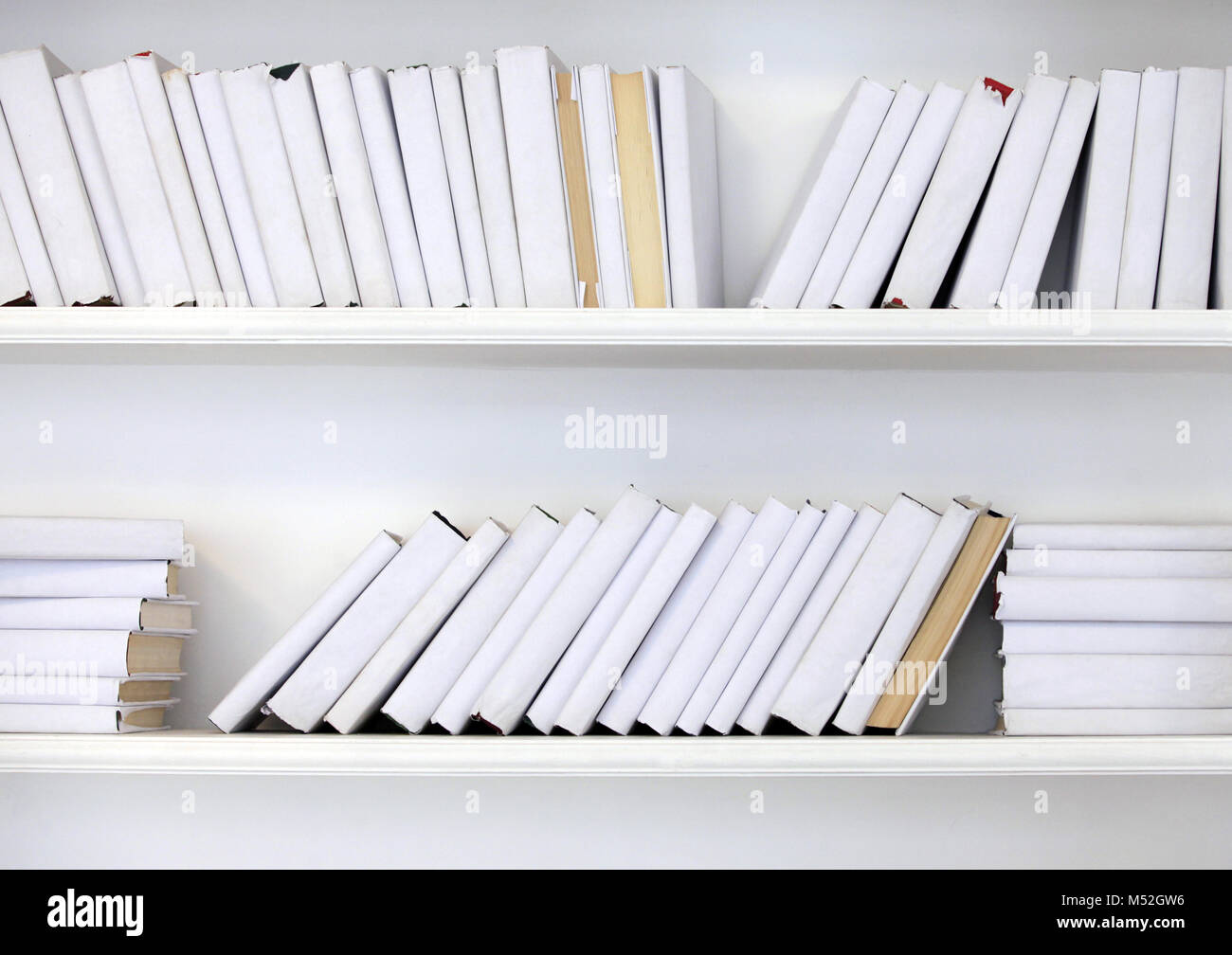 Weiß Regal mit Büchern ohne Inschriften Stockfoto