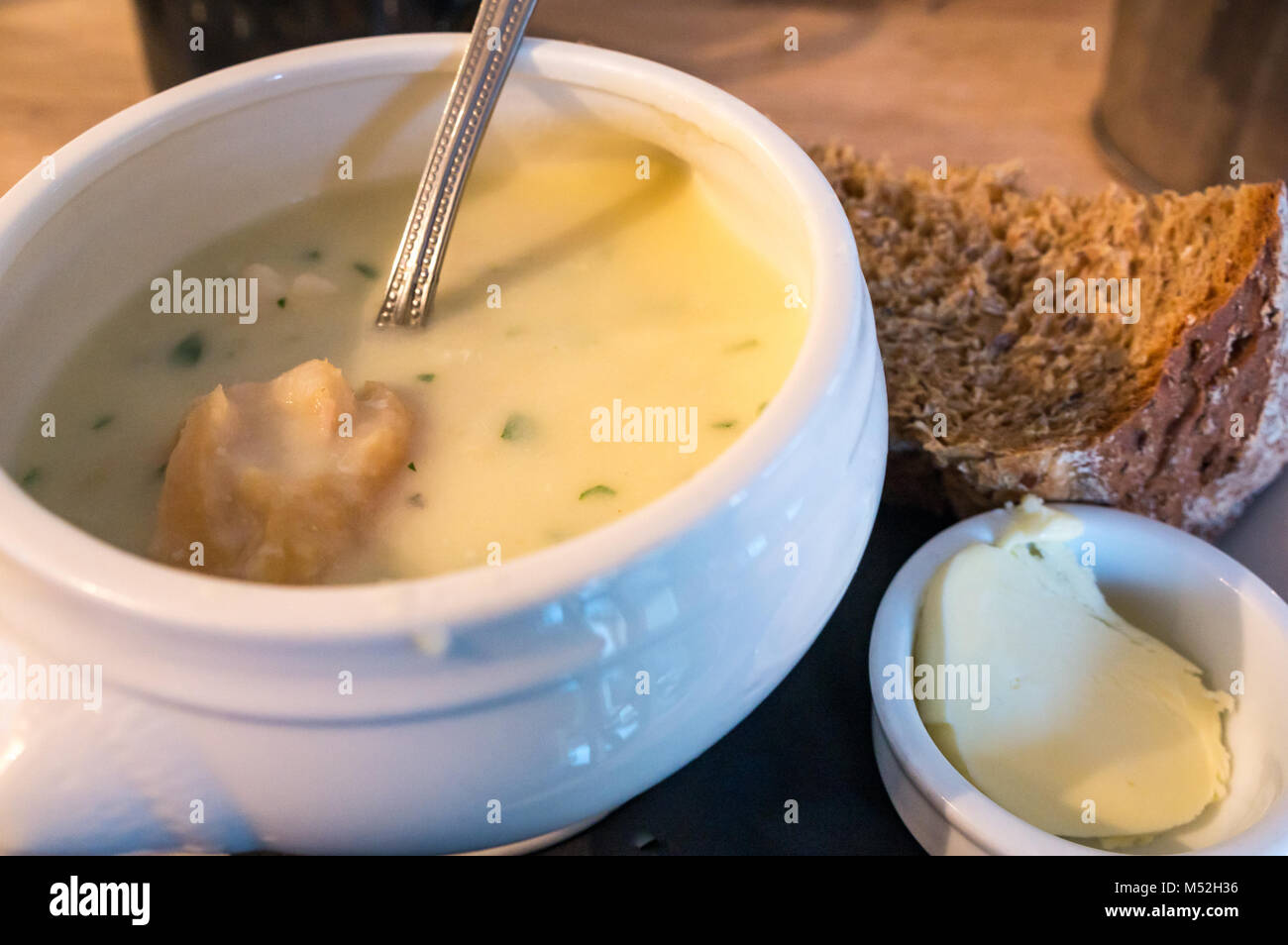 Cullen Skink Suppe serviert in einem weißen Keramikfliesen Terrine mit Brot und Butter in Rockpool Cafe, Cullen, Moray, Schottland, UK Stockfoto