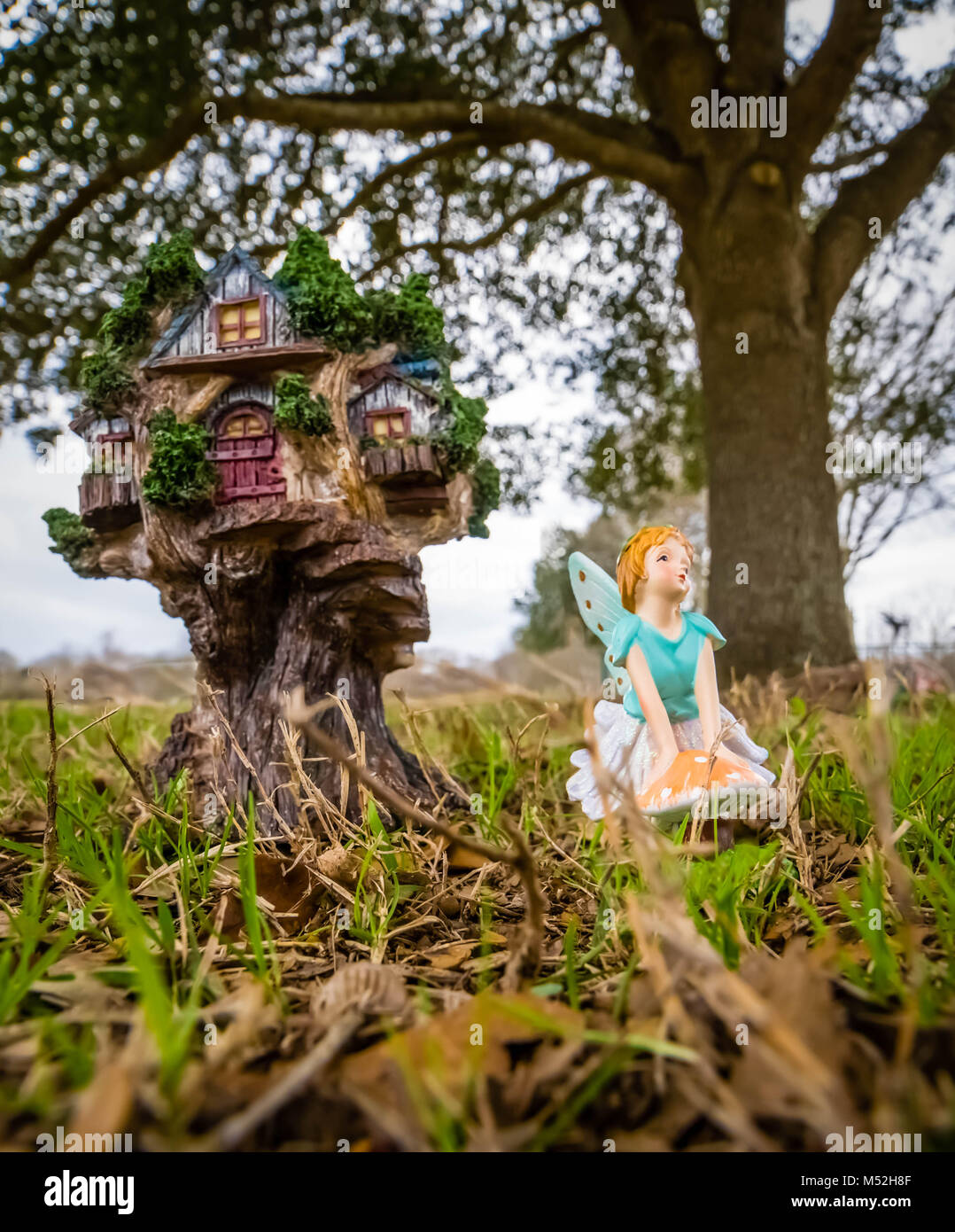 Fairy Princess Tagträume ausserhalb des Waldes Haus. Stockfoto
