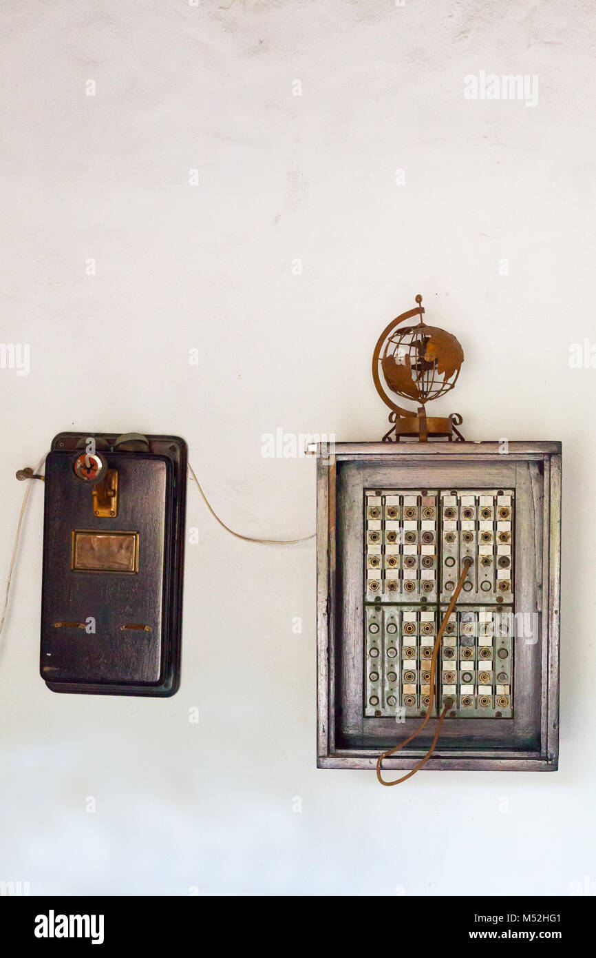 Alte Telefonzentrale auf eine weiße Wand Stockfoto