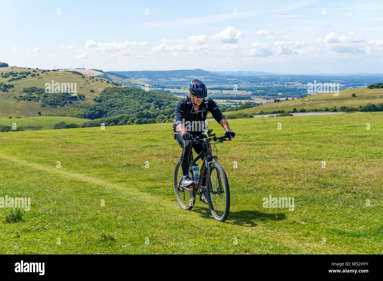 Radfahren am Devils Dike auf dem South Downs Way, dem South Downs National Park East Sussex England Vereinigtes Königreich Großbritannien Stockfoto