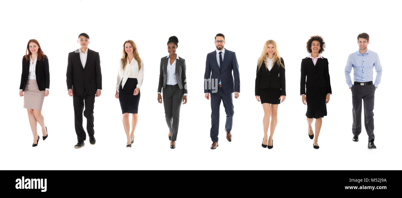 Eine Gruppe von multi-ethnische Business Menschen zu Fuß auf weißem Hintergrund Stockfoto