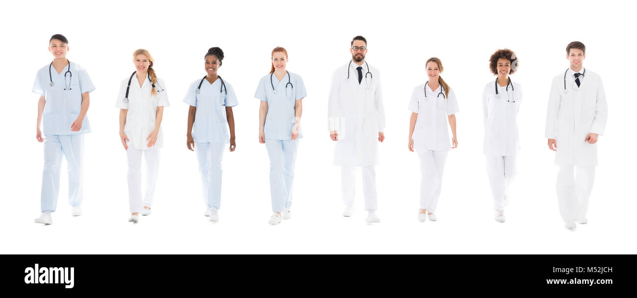 Team der jungen Ärzte mit Stethoskope auf weißem Hintergrund Stockfoto