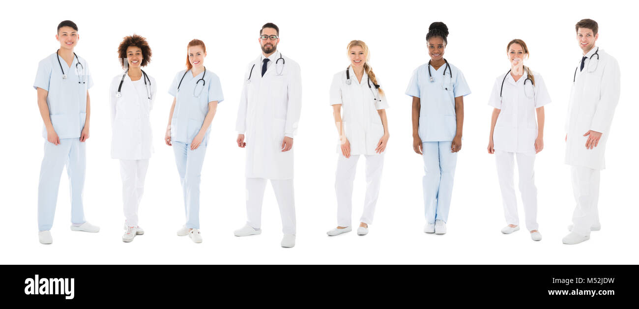 Gruppe von Happy Ärzte über weißen Hintergrund stehen Stockfoto
