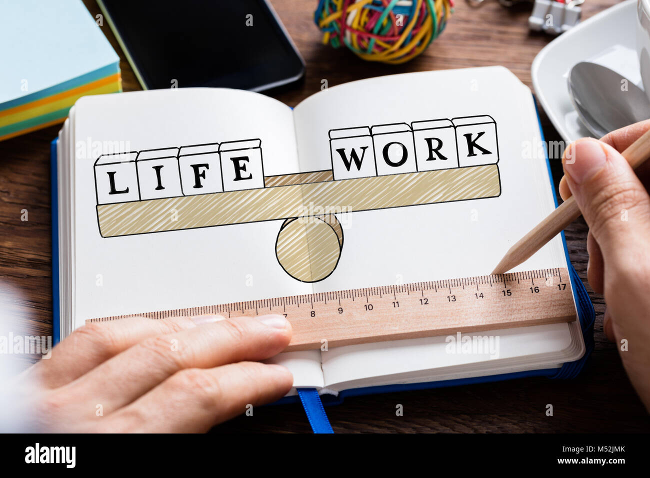 In der Nähe der Person handzeichnung Life Work Balancing Konzept in Buch Stockfoto