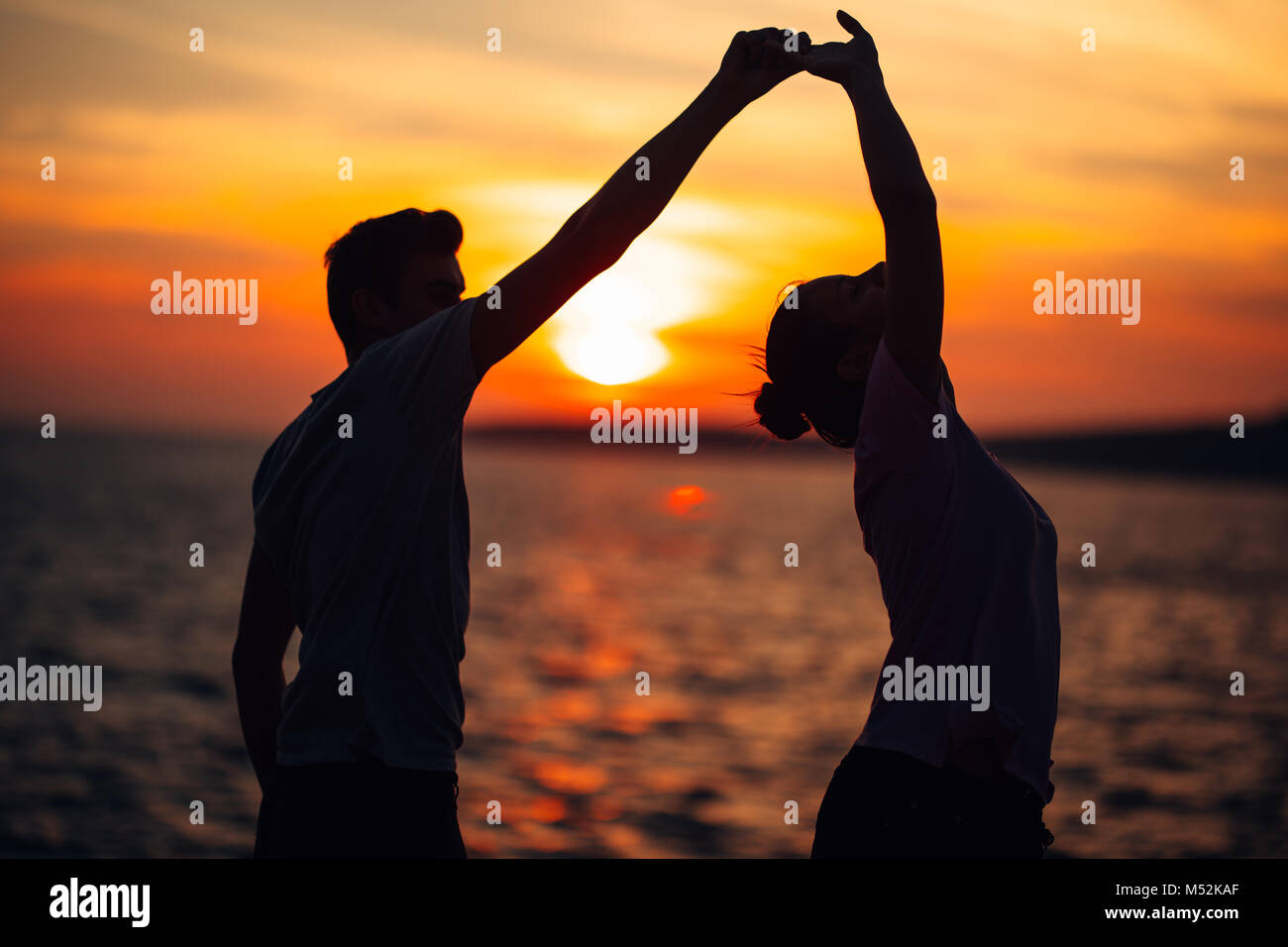Romantisches Paar Tanzen Auf Der Strasse In Ein Romantisches Date Feiert Jubilaum Valentines Tag Geburtstag Herr Und Dame Manieren Behandeln Stockfotografie Alamy