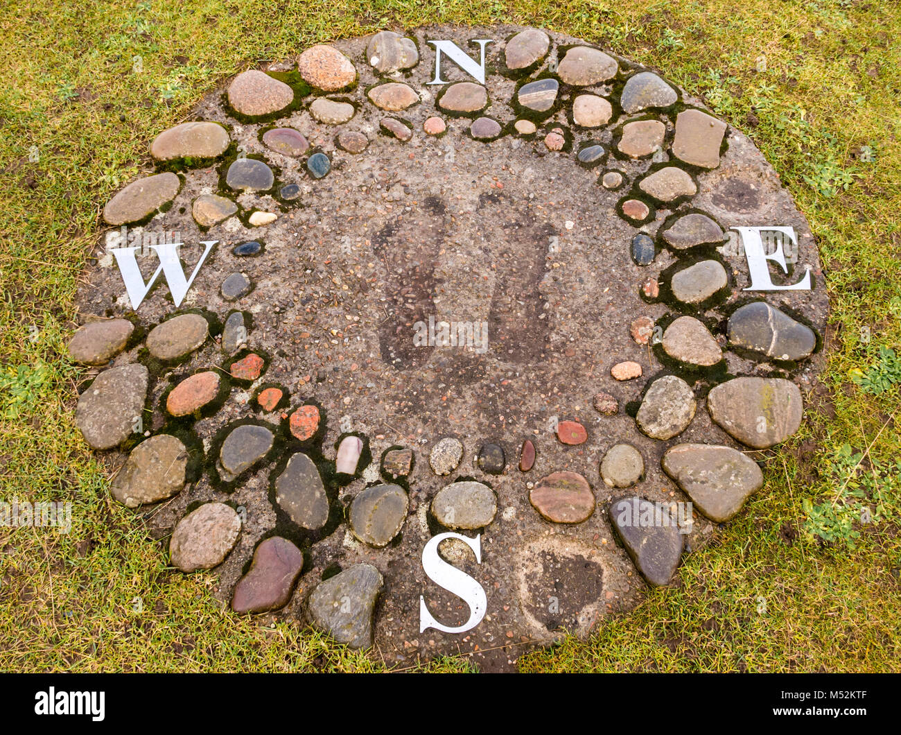 Nahaufnahme der Himmelsrichtungen, Nord, Süd, Ost, West, im Zementsteinkreis, Spey Bay, Moray, Schottland, Großbritannien Stockfoto