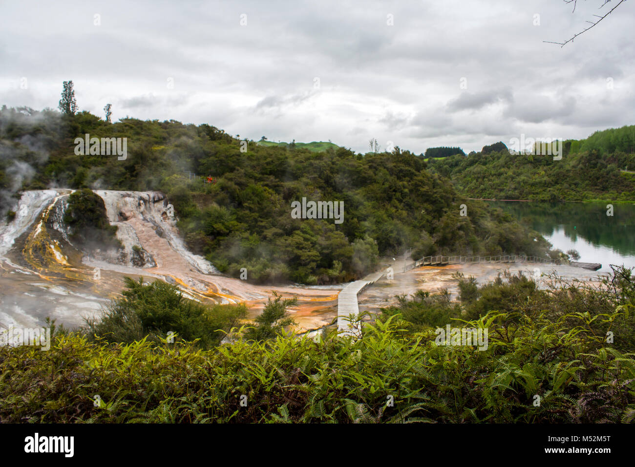 Atemberaubende Landschaft mit Geothermie Terrassen und Fluss Waikato in Neuseeland Stockfoto