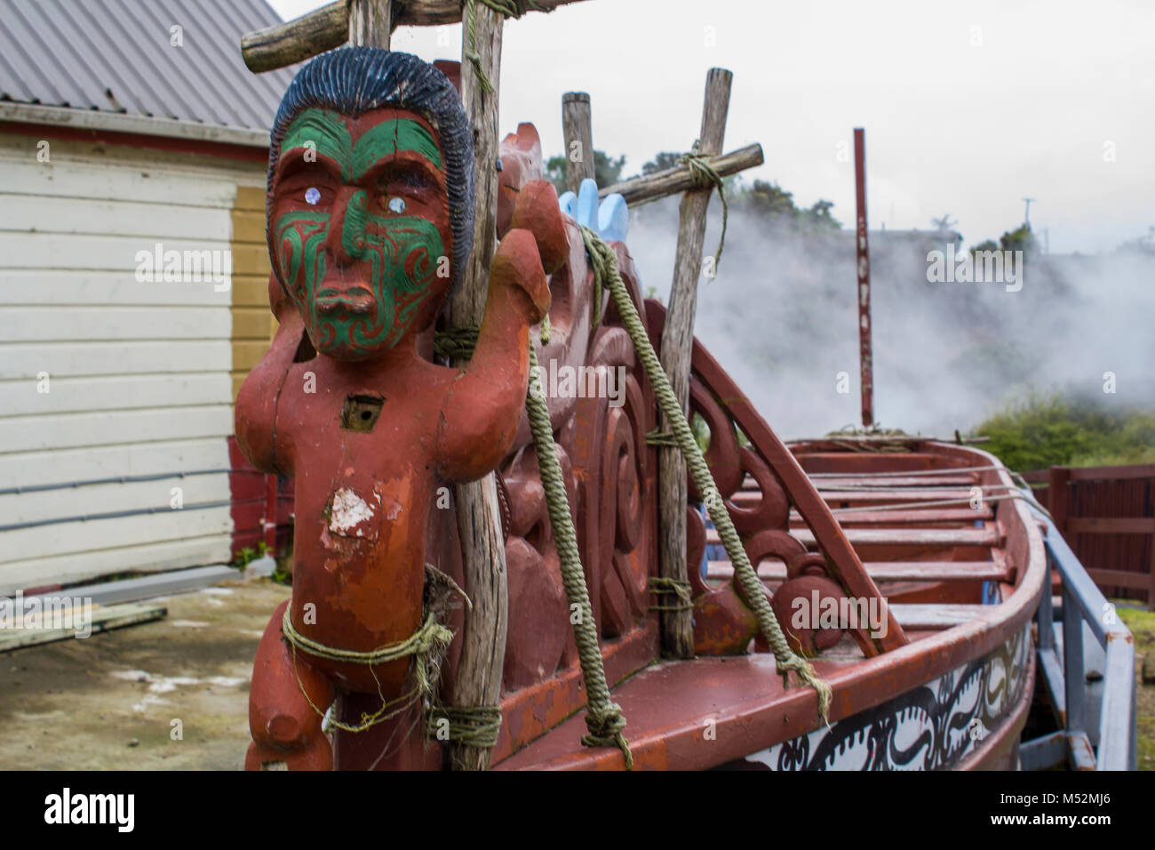 Traditionellen Maori Holz geschnitzt Kanu Stockfoto