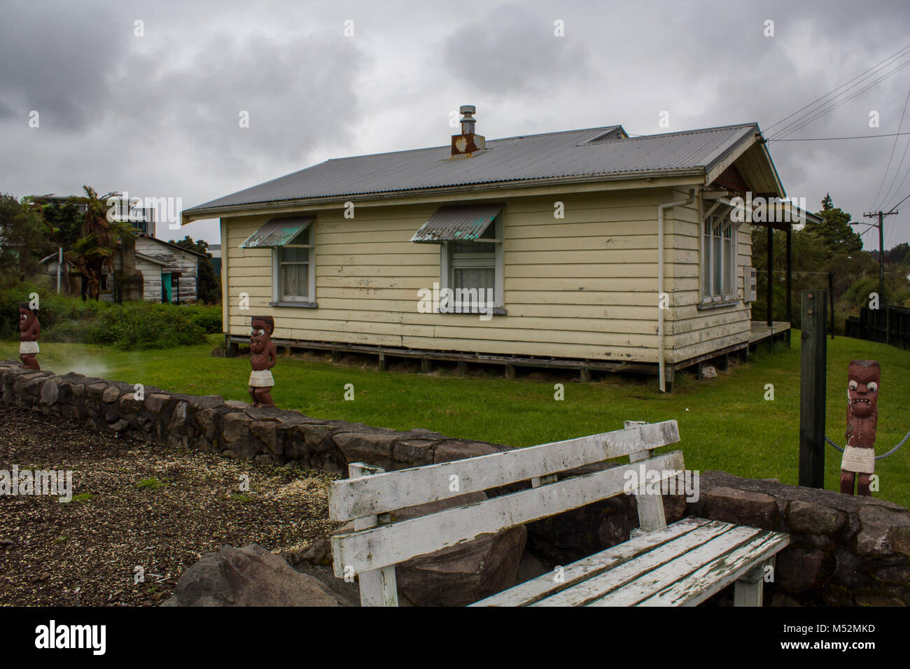 Weiße Holzhaus in Maori Village Stockfoto