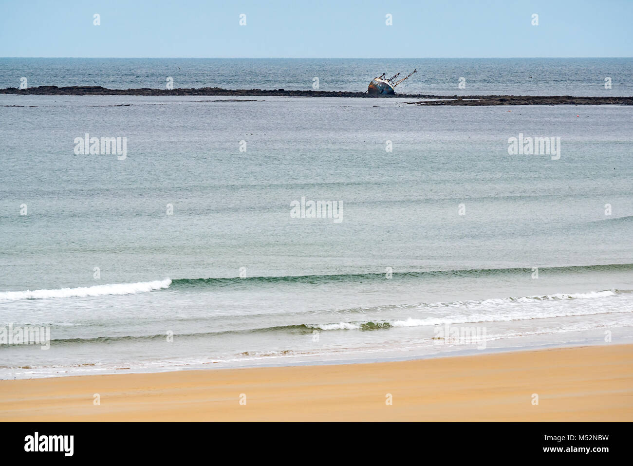 Große ruhige einsame Leere Sandstrand, Wasser der Philorth, Fraserburgh, Aberdeenshire, Schottland, Großbritannien, mit Schiffswrack der Souveränen Stockfoto