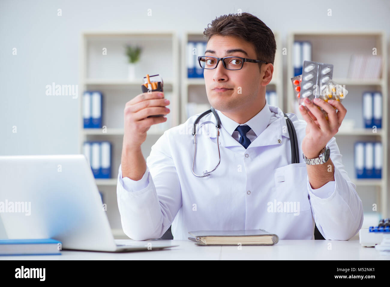 Männlicher Arzt in anti-Rauchen conceptwithcigarette Pack Stockfoto