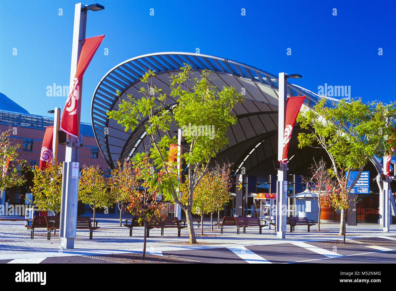 Der Sydney Olympic Park ist ein Sport- und 16 km westlich vom Sydney CBD. Die Gegend war für die Olympischen Spiele 2000 entwickelt und setzt für Sportliche, musikalische und kulturelle Veranstaltungen. War das Gebiet Teil der Homebush Bay war aber ein Vorort in seinem eigenen Recht im Jahr 2009 bezeichnet. Im Bild: Olympic Park Bahnhof Eingang auf Murray Rose Avenue führt. Stockfoto