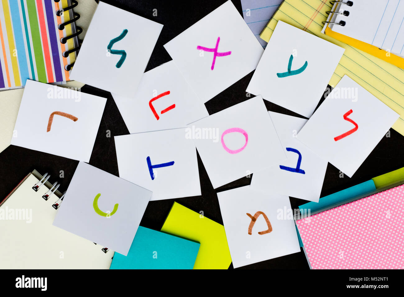 Hebräisch, lernen Sprache mit handschriftlichen Alphabet Charakter Karten Stockfoto