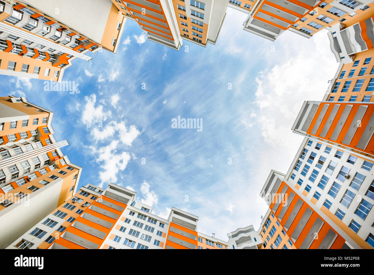Wide Angle Shot von neuen Wohngebäuden Stockfoto