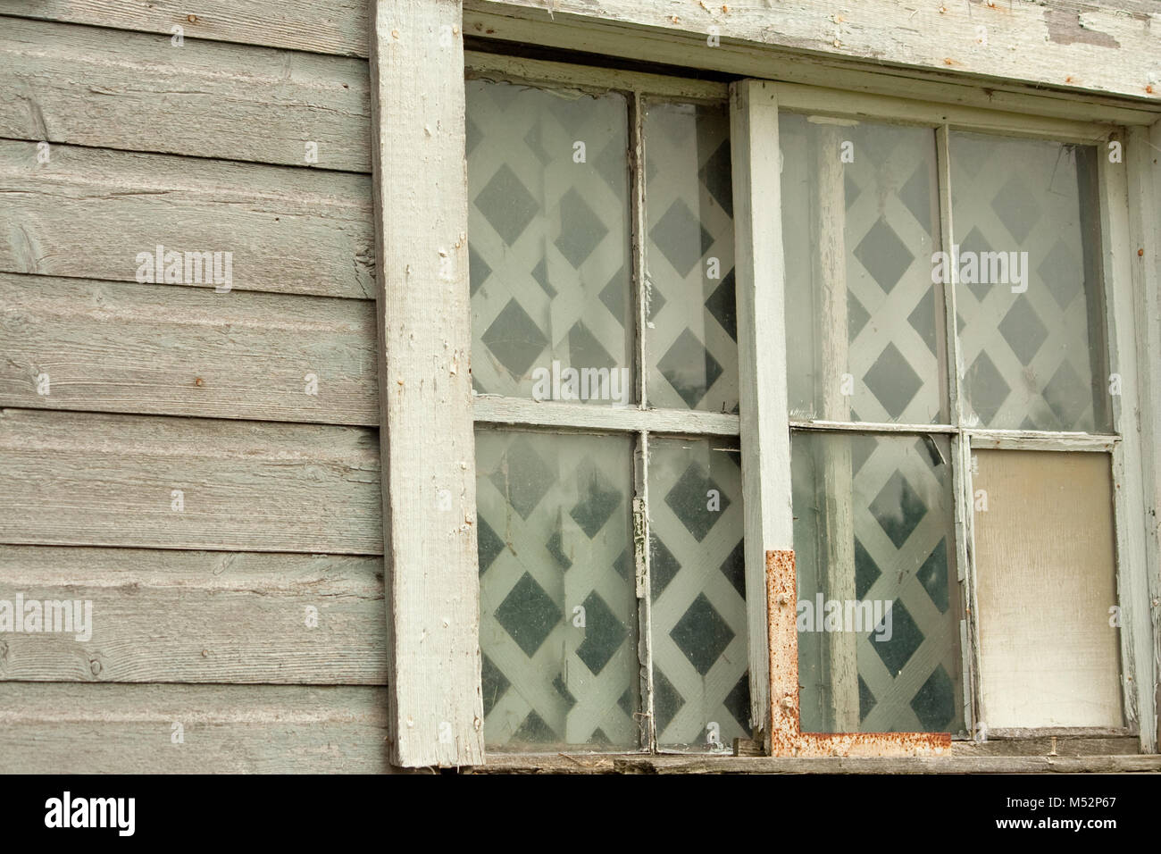 In der Nähe der Scheune gebrochene Fenster Stockfoto