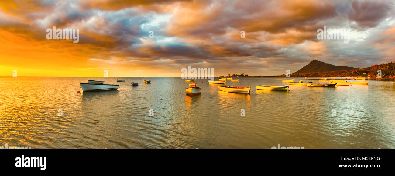 Fischerboote bei Sonnenuntergang. Tolle Landschaft. Panorama Stockfoto