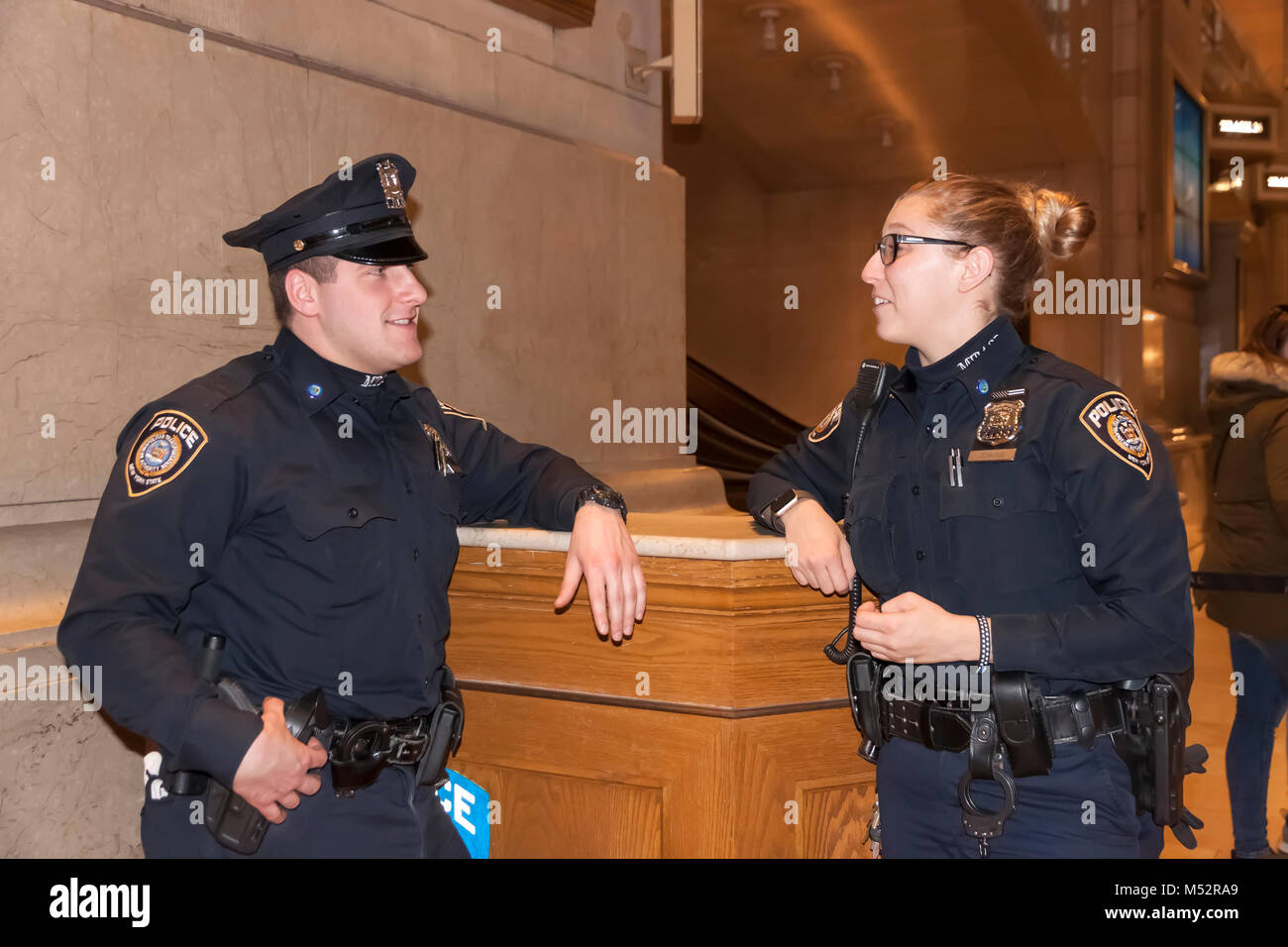 Männliche und weibliche Polizisten in ein Gespräch. Stockfoto
