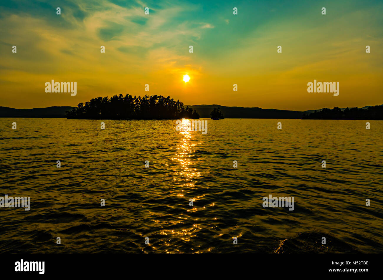 Golden orange Sonnenuntergang über Lake George in New York in der Nähe der Adirondack Mountains. Stockfoto