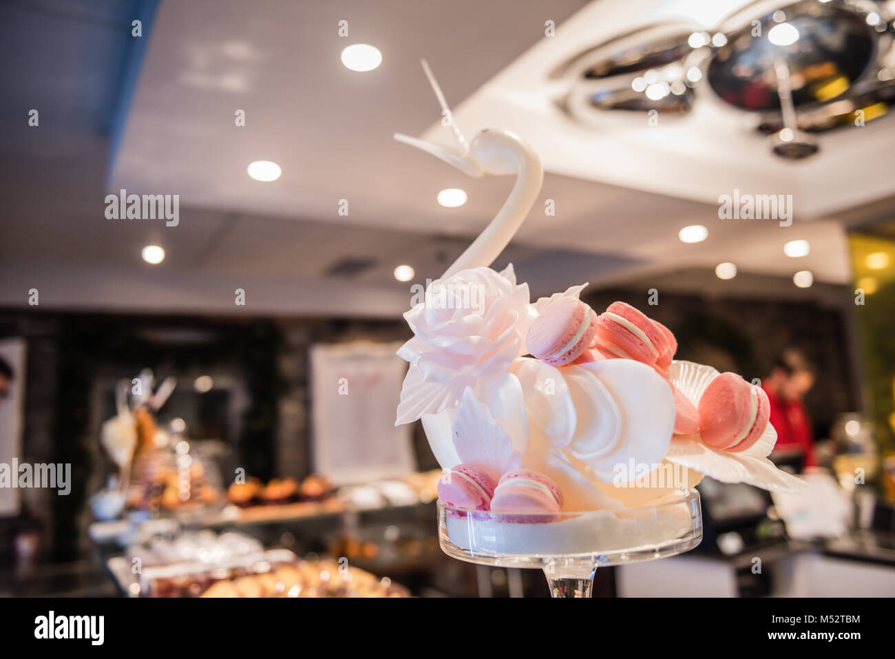 White Swan holding Rosa macarons Anzeige in Montreal Konditorei. Stockfoto