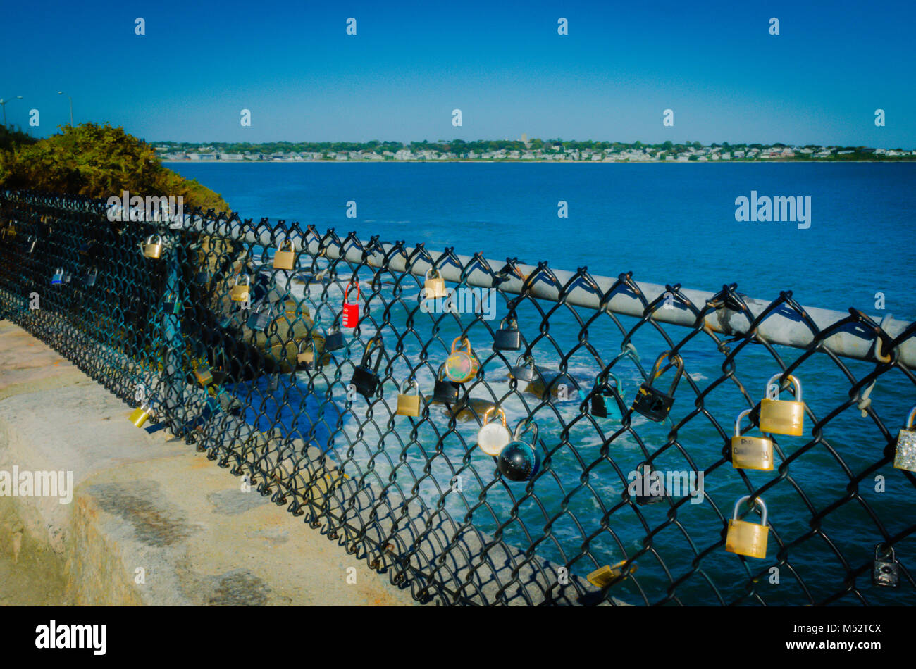 Schlösser befestigt am Maschendrahtzaun Signal endlose Liebe entlang der Klippe in Newport, RI. Stockfoto