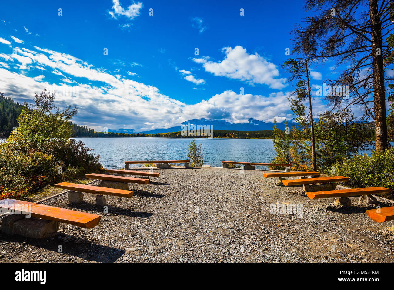 Auf dem See - Holzbänke für Rest Stockfoto