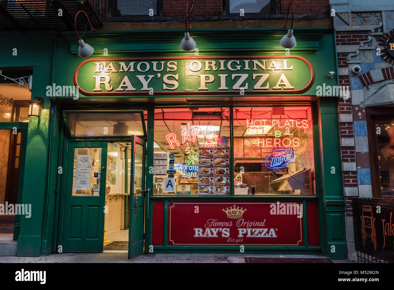 Ray's Pizza, und seinen vielen Variationen wie "Ray's Original Pizza' und ''SWorld-Famous Original Ray Pizza", stehen die Namen der beliebten NYC pizza Stuben Stockfoto