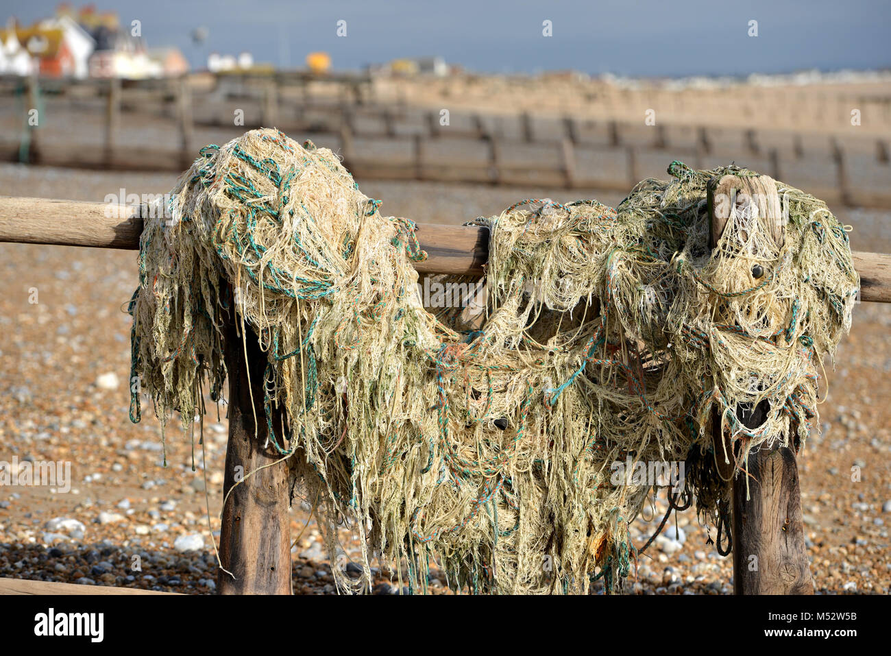 Verworfen Trawler net gewaschen auf Pevensey Bay Beach, East Sussex, Großbritannien Stockfoto