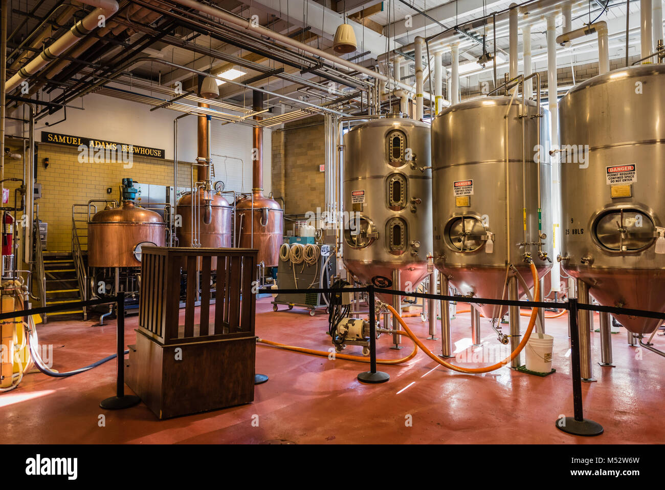 Gut - Brauerei mit einer langen Geschichte bekannt lockt Einheimische und Besucher mit Führungen, Verkostungen und ein Souvenirgeschäft im Sudhaus in Boston, Massachusetts Stockfoto