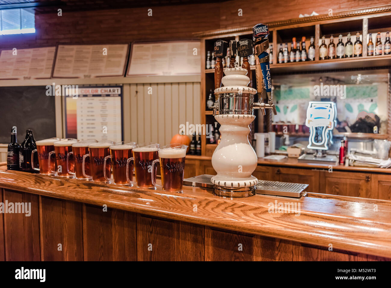 Gut - Brauerei mit einer langen Geschichte bekannt lockt Einheimische und Besucher mit Führungen, Verkostungen und ein Souvenirgeschäft im Sudhaus in Boston, Massachusetts. Stockfoto