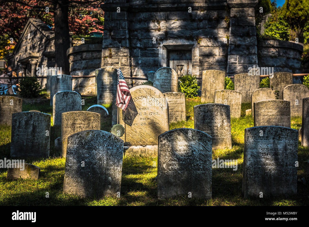 Spotlight auf Grabstein des berühmten Schriftstellers an Sleepy Hollow Cemetery in Sleepy Hollow, New York. Viele berühmte Persönlichkeiten sind im historischen Sitzen beigesetzt Stockfoto