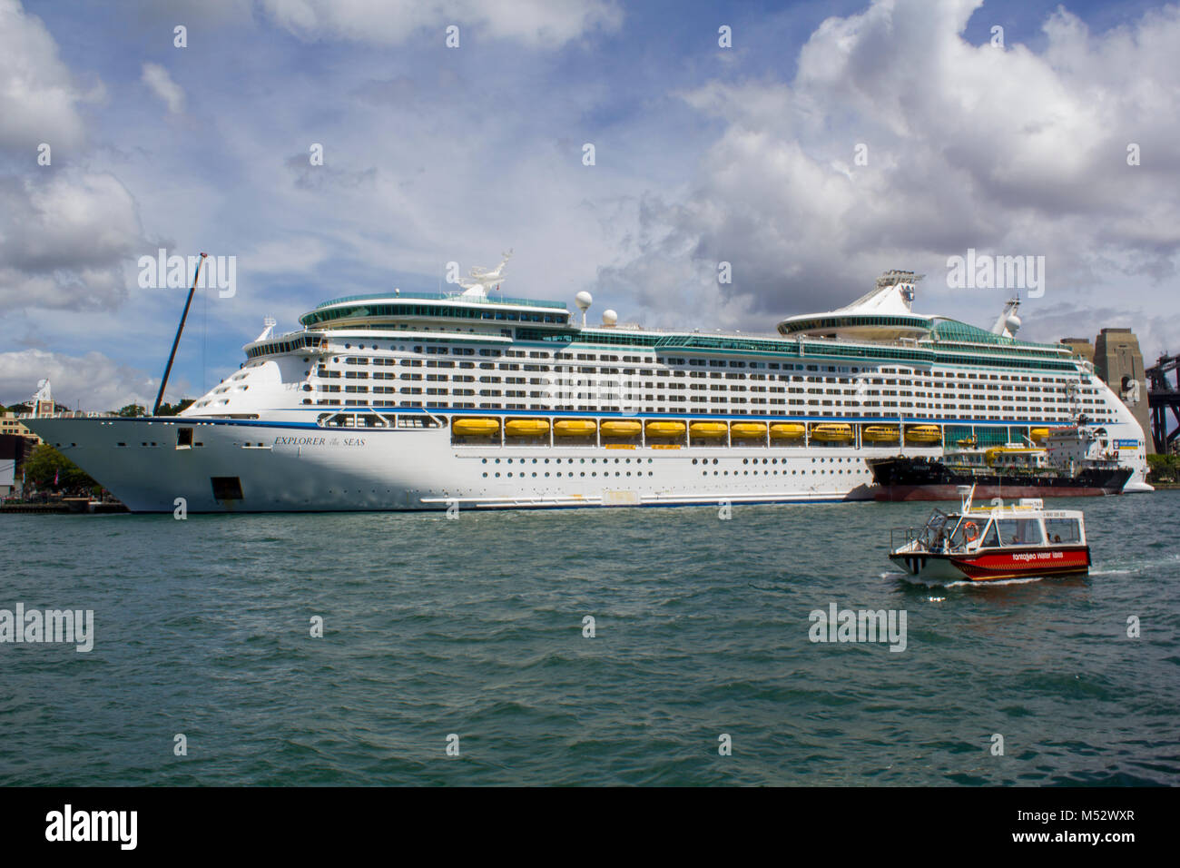 Große Kreuzfahrtschiffe im Hafen von Sydney angedockt Stockfoto