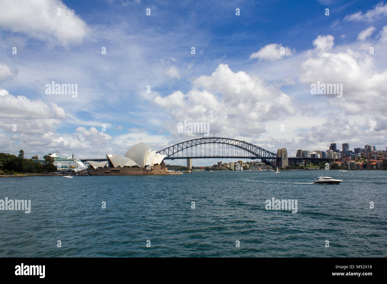 Erstaunlich Sydney Skyline der Stadt. Sydney Opera House, Sydney Harbour Bridge und yatch auf schönen Parramatta River Stockfoto