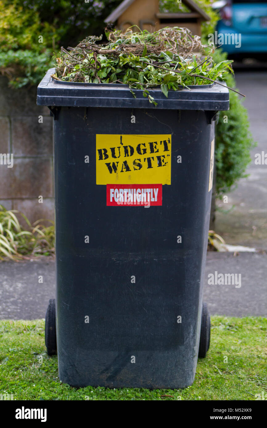 Mülleimer auf Straße Stockfotografie - Alamy