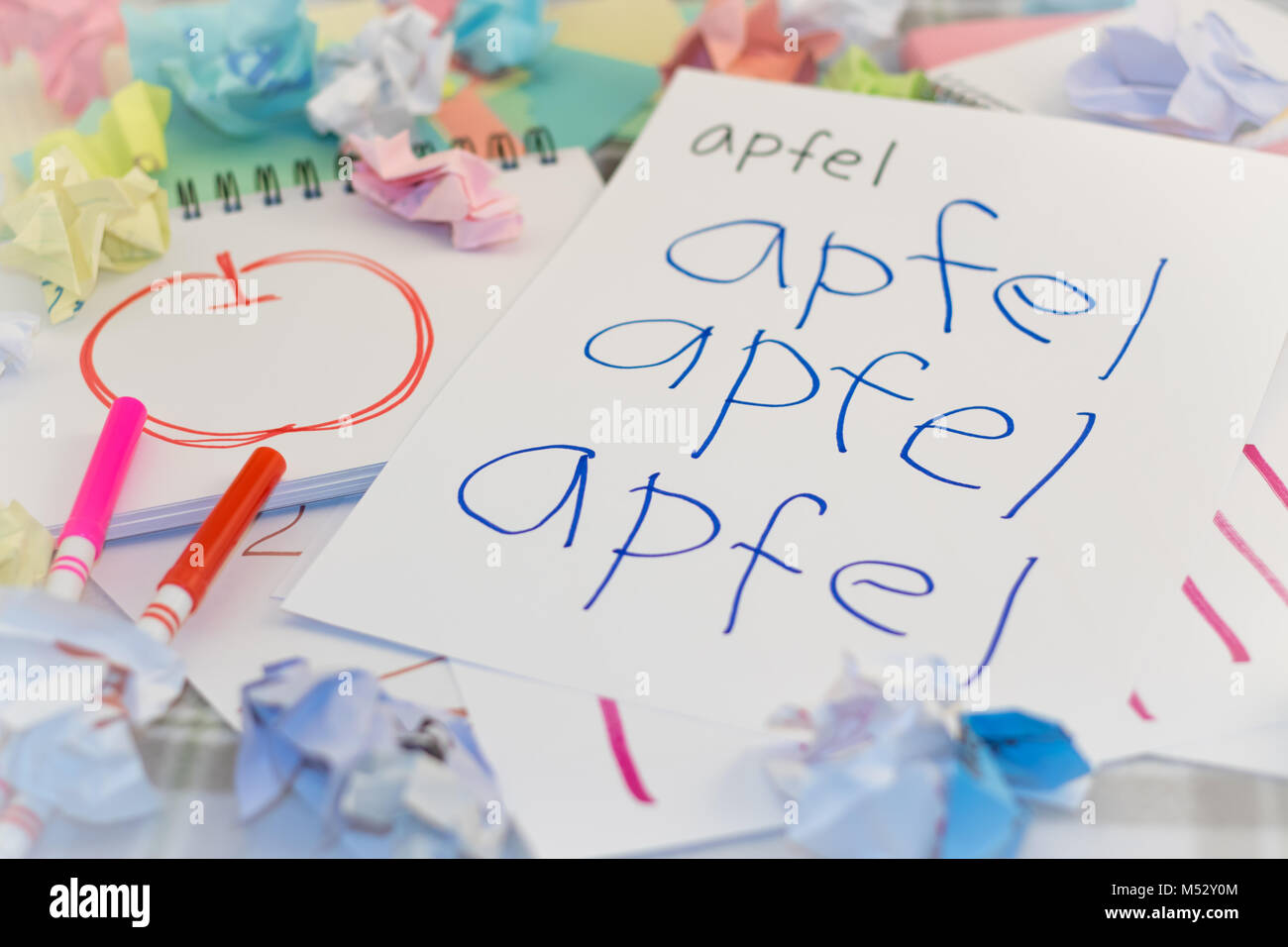 Deutsch; Kinder schreiben Name der Früchte für die Praxis Stockfoto