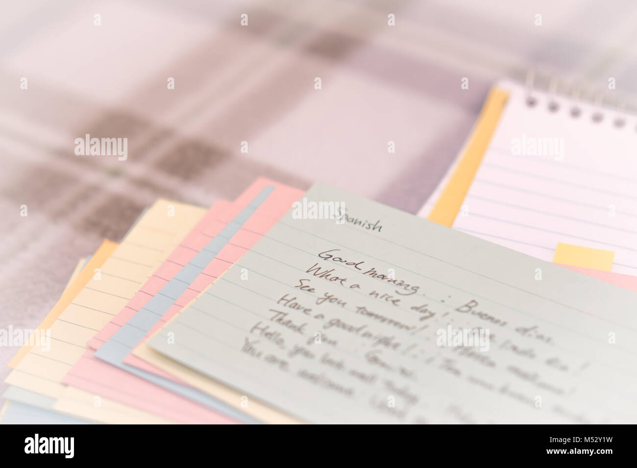 Spanisch; Lernen, neue Sprache schreiben Grüße auf dem Notebook Stockfoto