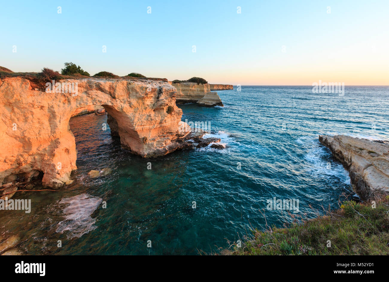 Surise Faraglioni bei Torre Sant Andrea, Italien Stockfoto