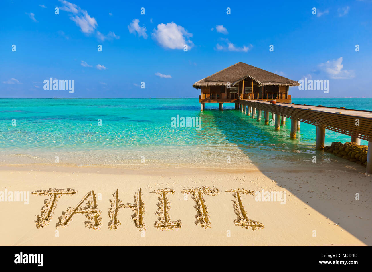 Wort-Tahiti am Strand Stockfoto